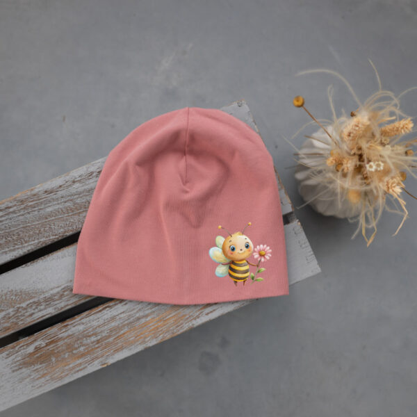 Stofftiger Haube altrosa Biene, Haube mit aufgebügeltem Bienenmotiv auf Holz