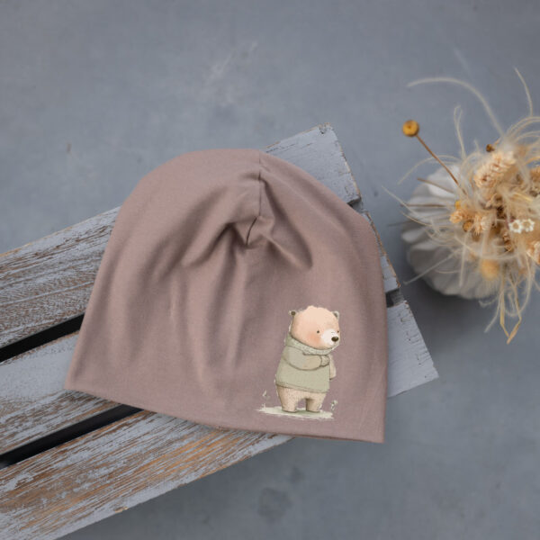 Stofftiger Haube taupe Bär, taupefarbene Jerseyhaube mit aufgebügeltem Bärenmotiv