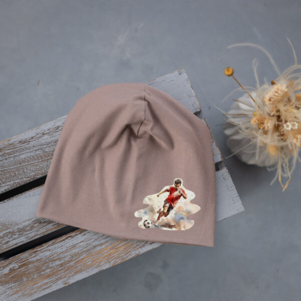 Stofftiger Haube taupe Fußballer, taupefarbene Jerseyhaube mit Fußballermotiv