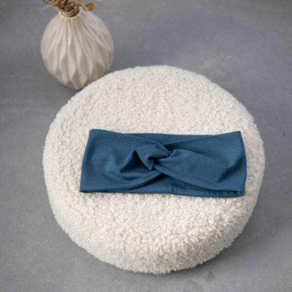 Stofftiger Knoten-Stirnband Rauchblau, rauchblaues Stirnband mit Knoten auf einem Kissen