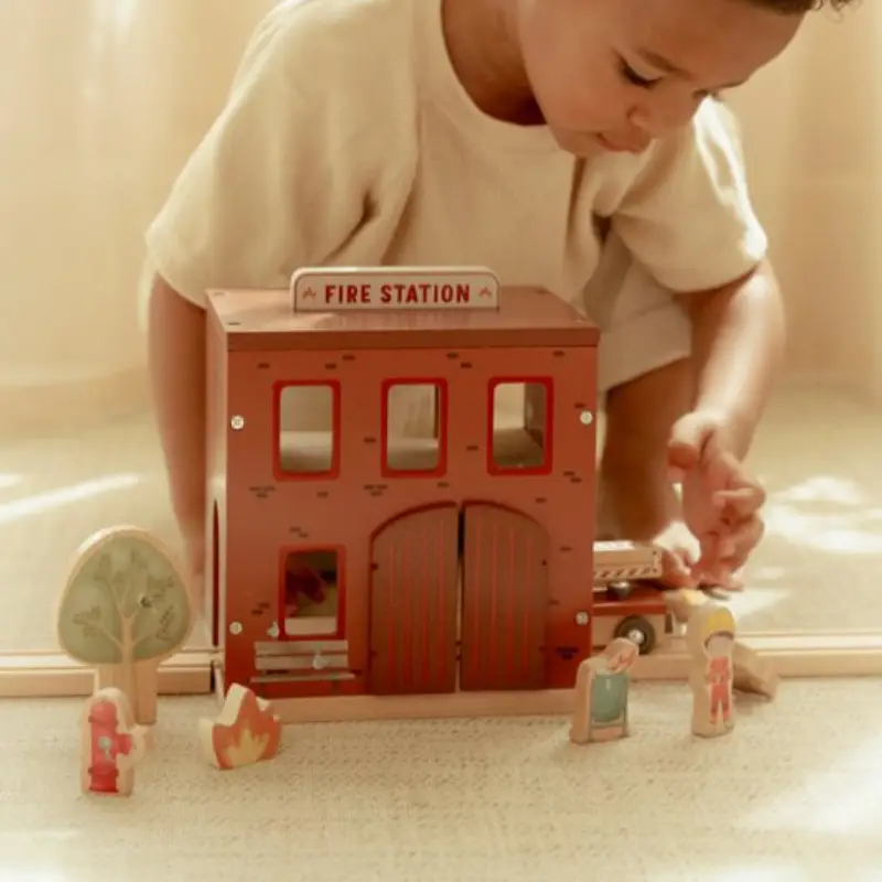 little dutch, feuerwehr, holzeisenbahn xxl starter-set, holzeisenbahn mit schienen, holzspielzeug, eisenbahn mit schienen, zug mit schienen, stofftiger