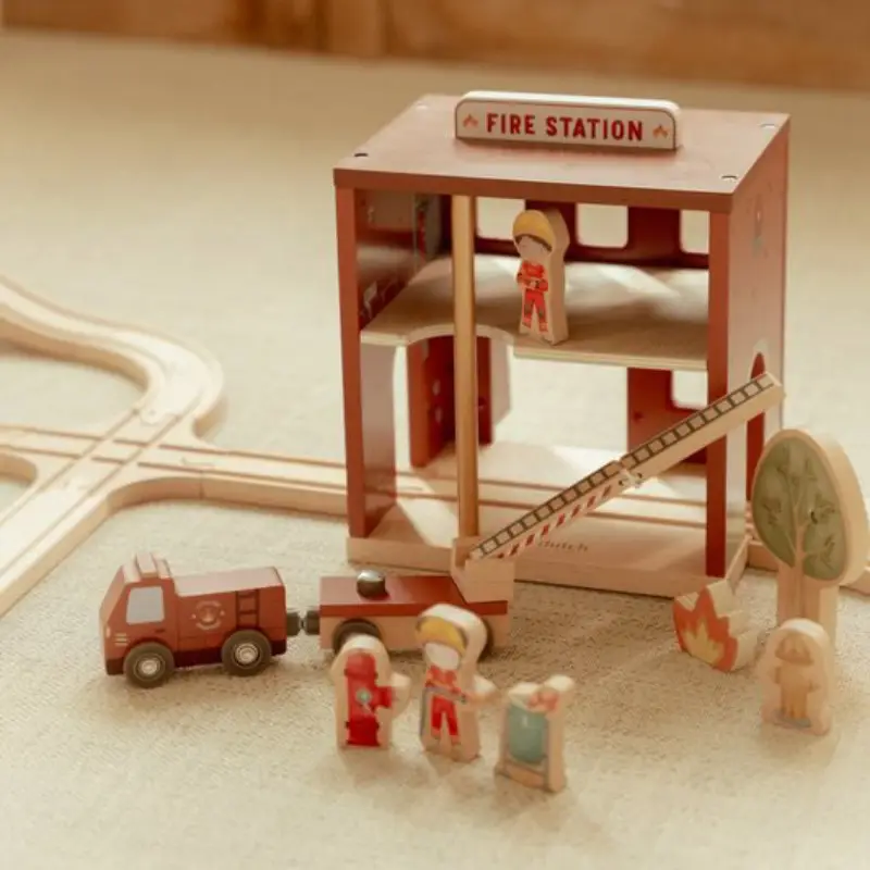 little dutch, feuerwehr, holzeisenbahn xxl starter-set, holzeisenbahn mit schienen, holzspielzeug, eisenbahn mit schienen, zug mit schienen, stofftiger