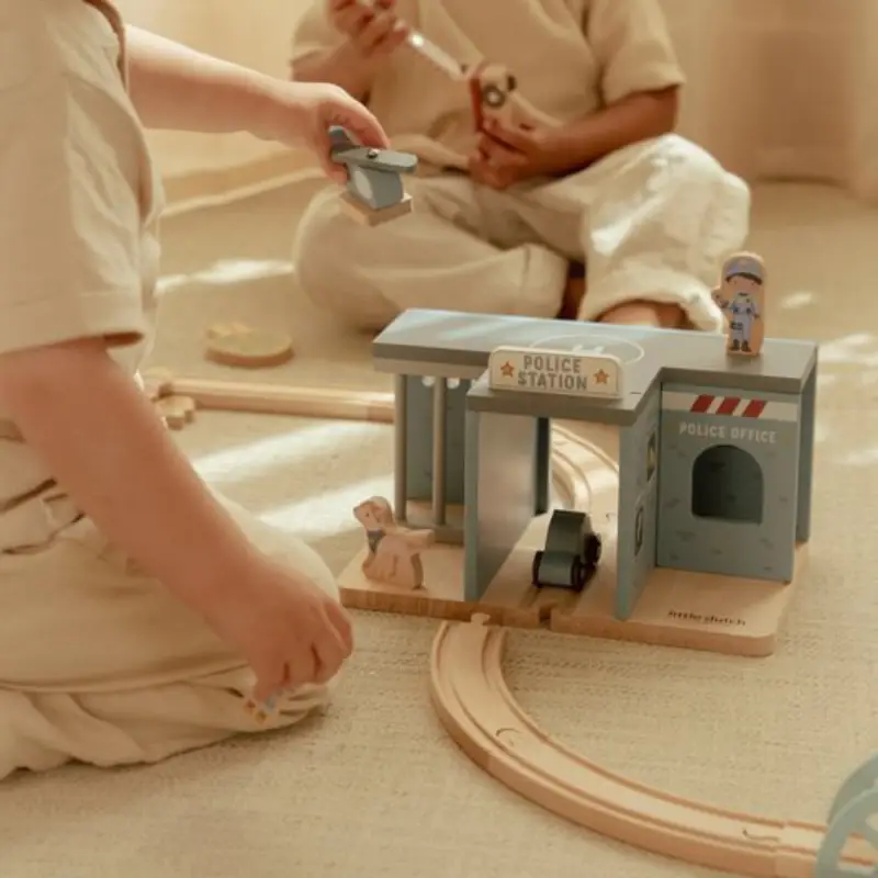 little dutch, polizei, holzeisenbahn xxl starter-set, holzeisenbahn mit schienen, holzspielzeug, eisenbahn mit schienen, zug mit schienen, stofftiger, polizeistation
