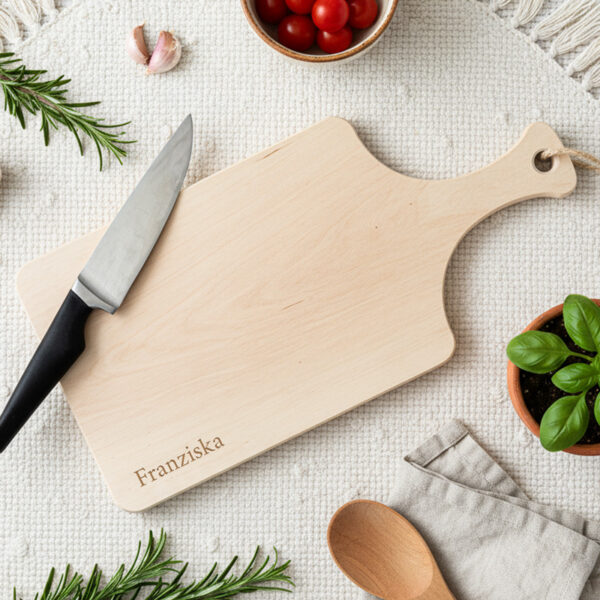 schneidebrett personalisiert gravur holz küchenbrett frühstücksbrett geschenk idee wunschname individuell jausenbrett servierbrett personalisiertes geschenk küchenzubehör graviertes schneidebrett nachhaltiges holz unikate familiengeschenk hochzeitsgeschenk geburtstagsgeschenk handgemacht österreich fest design naturprodukt