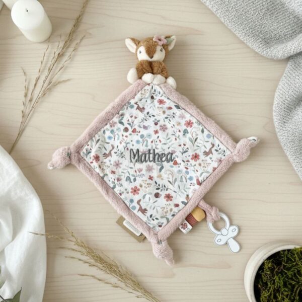 Little Dutch Kuscheltuch Reh Fairy Garden personalisiert Reh Schmusetuch bestickt Stofftiger Fairy Garden Reh Name personalisierbares Schnullertuch Reh Baby Kuscheltuch Little Dutch bestickt Reh mit Name Geschenk Taufe Geburt Fairy Garden Kollektion personalisiert Little Dutch Schmusetuch Reh pink bestickt Baby Schnuffeltuch Reh Little Dutch Österreich personalisierte Bestickung Reh Kuscheltuch