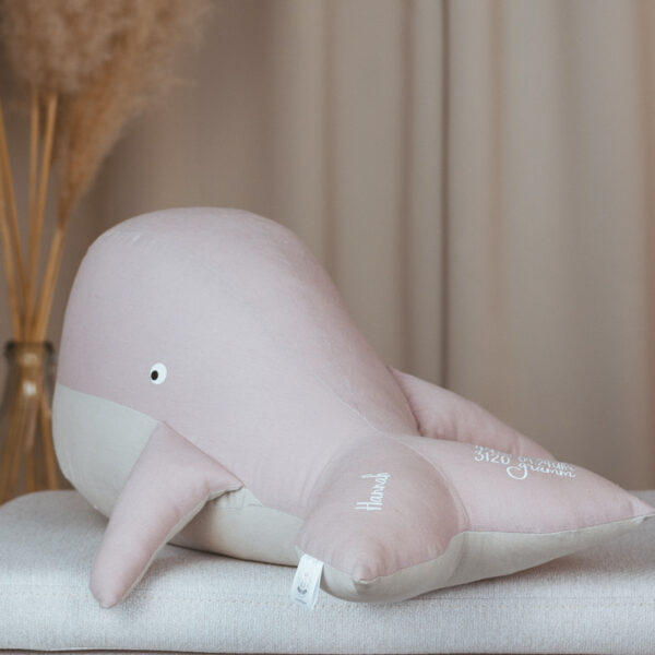 Wal mit Echtmaßen und Geburtsgewicht personalisiertes Babygeschenk zur Geburt handgefertigt aus Baumwolle in altrosa Wal mit Echtmaßen und Gewicht so groß und so schwer wie das Baby bei der Geburt personalisiertes Erinnerungsstück in creme Personalisierter Wal mit Geburtsdaten echtes Geburtsgewicht und echte Größe besonderes Geschenk zur Geburt oder Taufe Handgefertigter Wal mit Echtmaßen und Gewicht emotionales Erinnerungsstück für Babys zur Geburt Taufe oder zum Geburtstag Wal als Alternative zum Geburtskissen mit echten Maßen und Geburtsgewicht personalisiertes Geschenk aus Österreich Wal Baby Erinnerungsstück mit Größe und Gewicht bei der Geburt hochwertiges Geschenk für Eltern und Paten