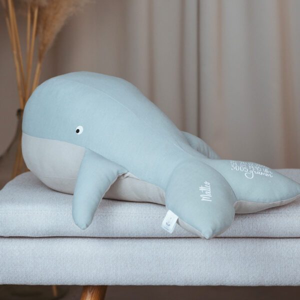 Wal mit Echtmaßen und Geburtsgewicht personalisiertes Babygeschenk zur Geburt handgefertigt aus Baumwolle in altrosa Wal mit Echtmaßen und Gewicht so groß und so schwer wie das Baby bei der Geburt personalisiertes Erinnerungsstück in creme Personalisierter Wal mit Geburtsdaten echtes Geburtsgewicht und echte Größe besonderes Geschenk zur Geburt oder Taufe Handgefertigter Wal mit Echtmaßen und Gewicht emotionales Erinnerungsstück für Babys zur Geburt Taufe oder zum Geburtstag Wal als Alternative zum Geburtskissen mit echten Maßen und Geburtsgewicht personalisiertes Geschenk aus Österreich Wal Baby Erinnerungsstück mit Größe und Gewicht bei der Geburt hochwertiges Geschenk für Eltern und Paten