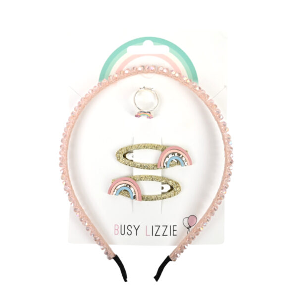 Busy Lizzie Zubehörset Regenbogen mit rosafarbenem Perlen-Haarreif, zwei goldenen Regenbogen-Haarspangen und verstellbarem Ring auf dekorativer Produktkarte