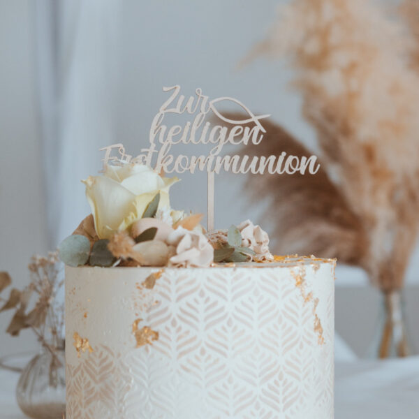 Stofftiger Caketopper Zur heiligen Erstkommunion aus Holz auf einer weißen Torte mit Rosen