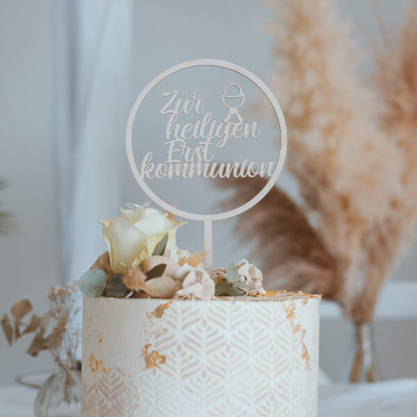 Stofftiger Caketopper Zur heiligen Erstkommunion rund aus Holz auf einer weißen Torte mit Rosen