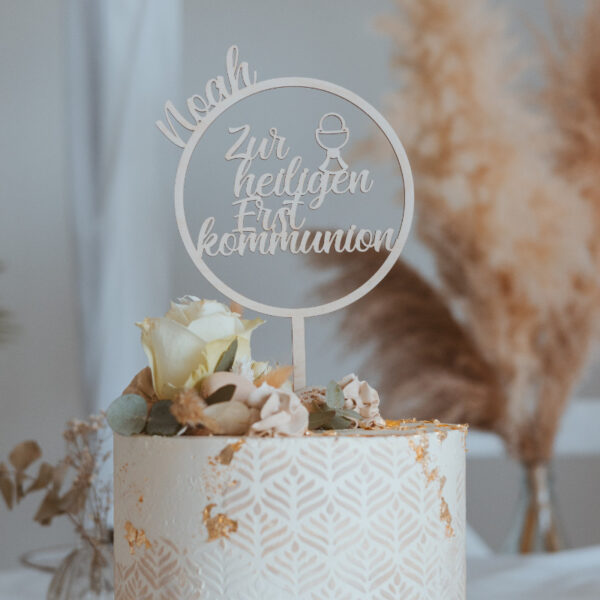 Stofftiger Caketopper personalisiert Zur heiligen Erstkommunion mit Namen im Kreis auf einer Torte