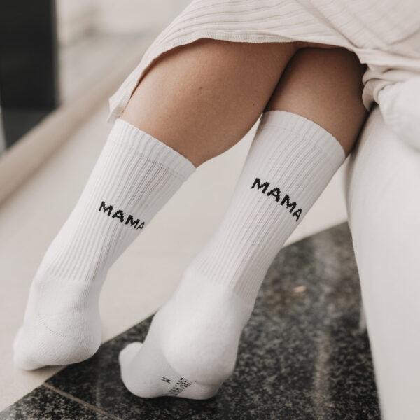 Weiche weiße Eulenschnitt Socken Mama und Papa mit verspieltem Schriftzug auf der Rückseite, aus nachhaltiger Bio-Baumwolle – perfektes Geschenk für Mamas und Papas zu Muttertag oder Vatertag