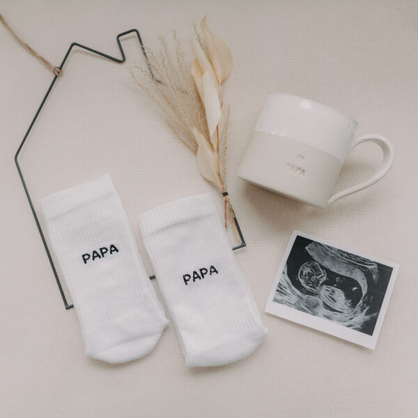 Weiche weiße Eulenschnitt Socken Mama und Papa mit verspieltem Schriftzug auf der Rückseite, aus nachhaltiger Bio-Baumwolle – perfektes Geschenk für Mamas und Papas zu Muttertag oder Vatertag
