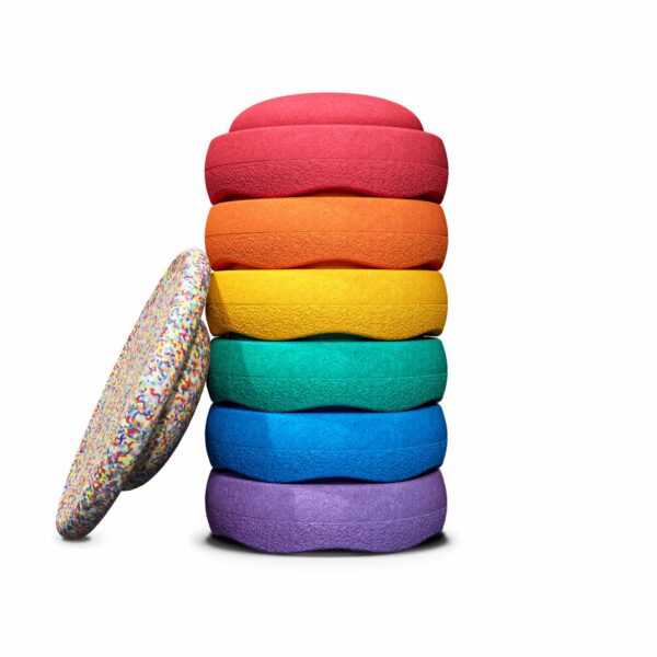 Stapelstein Rainbow Set classic mit sechs bunten Stapelsteinen und Balance Board im Confetti-Design, für Kinderbewegung, Gleichgewicht und kreatives Spielen im Kinderzimmer oder Garten.