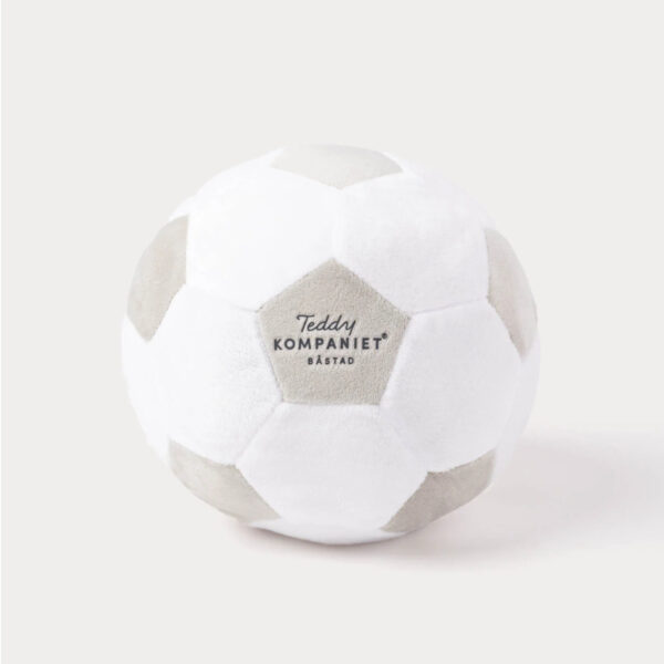 Personalisierter Stoff-Fußball von Teddykompaniet als Taufgeschenk mit Namen und Geburtsdaten für Babys und Kinder.