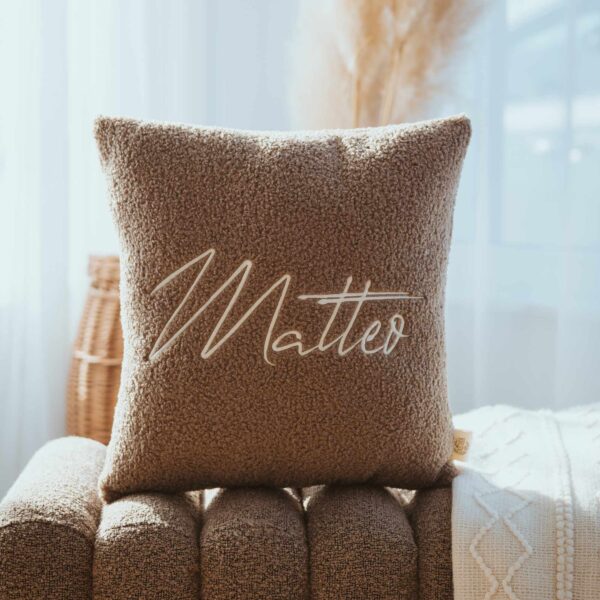 Weiches Namenskissen aus Teddystoff mit personalisierter Bestickung, ideal als personalisiertes Kinderzimmer-Dekokissen und Kuschelfreund. Geburtsgeschenk, Taufgeschenk