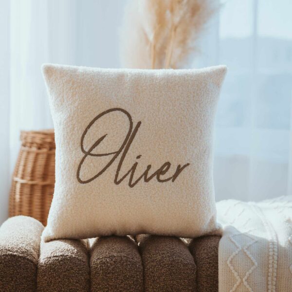 Weiches Namenskissen aus Teddystoff mit personalisierter Bestickung, ideal als personalisiertes Kinderzimmer-Dekokissen und Kuschelfreund. Geburtsgeschenk, Taufgeschenk