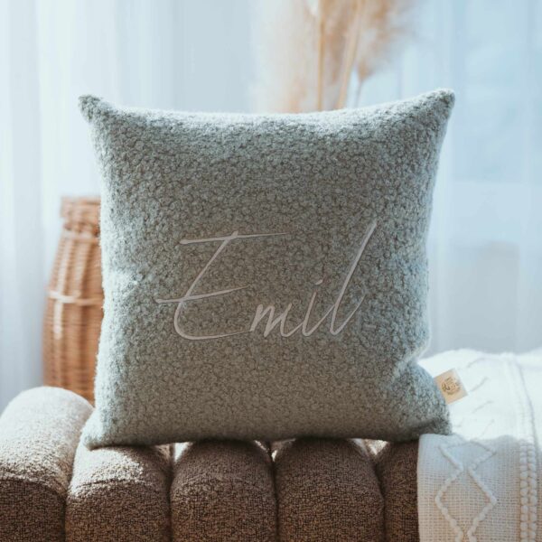 Weiches Namenskissen aus Teddystoff mit personalisierter Bestickung, ideal als personalisiertes Kinderzimmer-Dekokissen und Kuschelfreund. Geburtsgeschenk, Taufgeschenk
