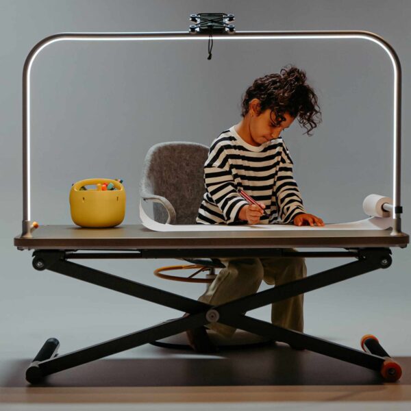 popsnap LED-Schreibtischlampe aus Aluminium am poptop Kinderschreibtisch, geschwungener Bogen für schattenfreies Licht, mit USB‑C Anschluss und integrierter Handyhalterung