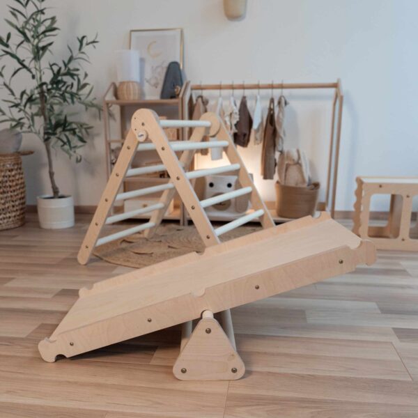 CLIFF 4in1 Dreieck und Wippe aus Naturholz: Multifunktionales Montessori Kletterdreieck mit Rutsche für Babys ab 0 Monaten, modular erweiterbar.
