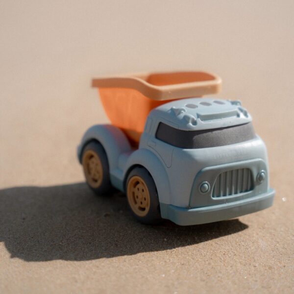 Little Dutch Kipplaster Ocean Dreams Blue aus Kunststoff mit kippbarer Ladefläche im Sand, ideales Strand- und Gartenspielzeug für Kinder ab 18 Monaten