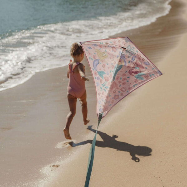 Rosa Dreamy Mermaid Kinderdrachen-Set (65 x 65 cm) mit Ripstop-Polyester, Glasfaserstäben, Griff und Schnur – fliegt bei 2-5 Beaufort, ab 5 Jahren, meerkleurig für Outdoor-Abenteuer.