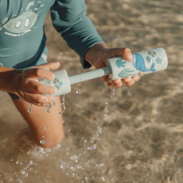 Little Dutch Schaumwasserpistole Blau Ozeanwelt aus Schaumstoff, 15 cm lang, spritzt Schaum bis 7 m, sicheres Wasserspielzeug ab 3 Jahren.