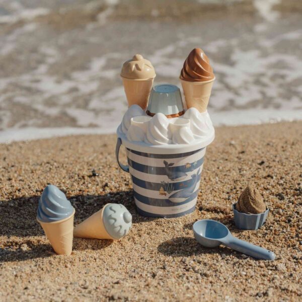Blaues 14-teiliges Ocean World Sand-Eis-Set (17 cm Eimer) aus Polypropyleen mit Schaufel und bunten Formen – für Sandeiscremes am Strand ab 18 Monaten