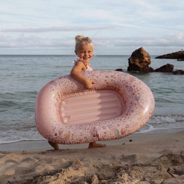 Rosa aufblasbares Kinderboot Dreamy Mermaid von Little Dutch mit süßen Meerjungfrauen und Blumenmuster – ideal für Pool oder See.