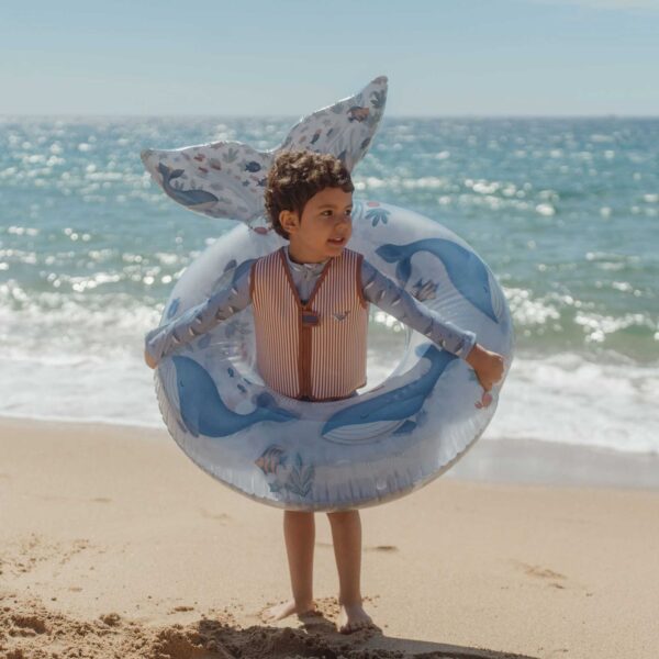 Blauer Schwimmring Ocean World von Little Dutch mit Walflosse und Ozean-Design – ideales Sommer-Wasserspielzeug für Kinder ab 3 Jahren.