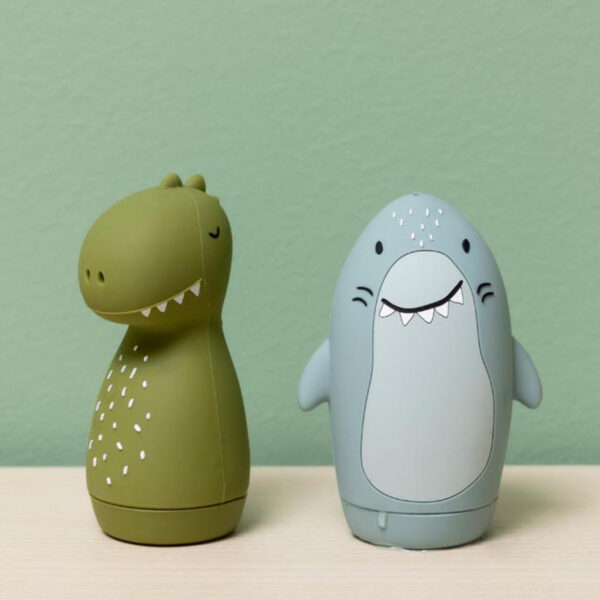 Badespielzeug Spritztiere Mr. Shark und Mr. Dino für Kinder, lustige Wasserspielzeuge zum Spritzen und Spielen in der Badewanne Stofftiger Trixie