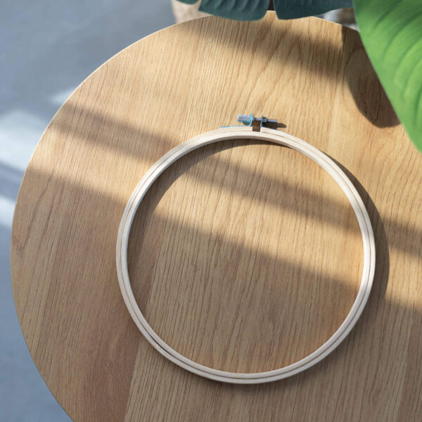 Bambus Stickrahmen Ø 19,7 cm mit Metallschraube, auf Holzuntergrund – Zubehör für Stickerei, Kreuzstich und Punch Needle