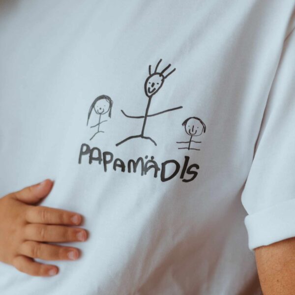 Bügelbild Kinderzeichnung – personalisiertes Bügelbild mit der Zeichnung eines Kindes als Muttertagsgeschenk oder Vatertagsgeschenk, aufgebügelt auf ein weißes T-Shirt