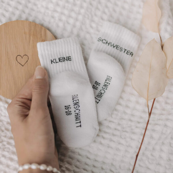 Weiche weiße Eulenschnitt Socken Kleine Schwester mit verspieltem Schriftzug auf der Rückseite, aus nachhaltiger Bio-Baumwolle – perfektes Geschenk für Geschwister und Familien