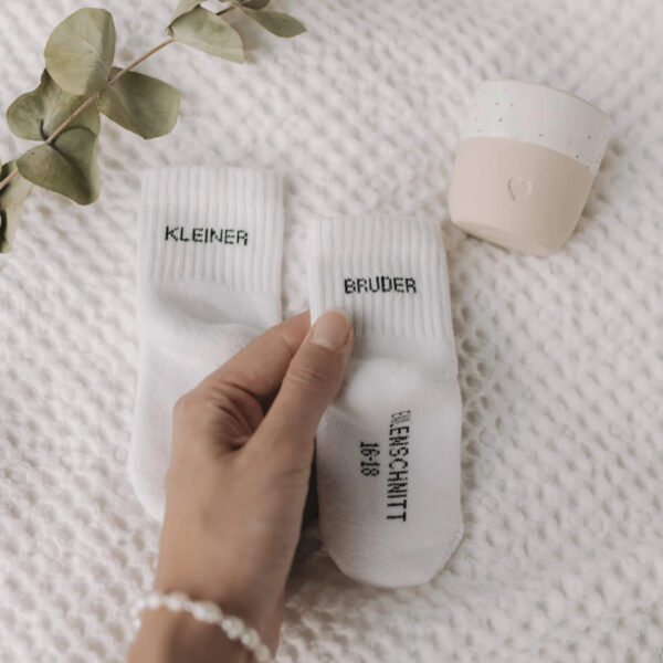 Weiche weiße Eulenschnitt Socken Kleiner Bruder mit verspieltem Schriftzug auf der Rückseite, aus nachhaltiger Bio-Baumwolle – perfektes Geschenk für Geschwister und Familien