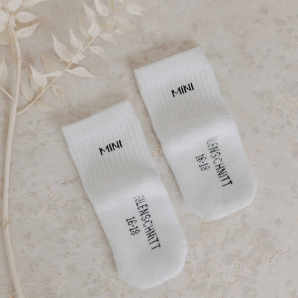 Weiche weiße Eulenschnitt Kinder-Socken mit Schriftzug Mini auf der Rückseite, aus nachhaltiger Bio-Baumwolle – perfektes Geschenk für kleine Anlässe
