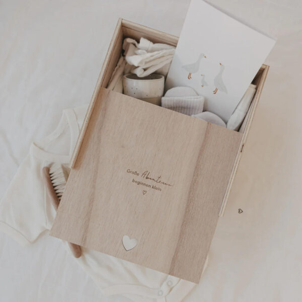 Erinnerungsbox Abenteuer von Eulenschnitt zur Aufbewahrung von Fotos, Briefen, Reisesouvenirs und persönlichen, Erinnerungsstücken im zeitlosen Design. Stofftiger