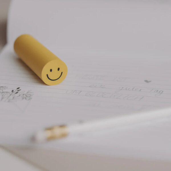 Radiergummi Smiley in runder Form zum sauberen Entfernen von Bleistiftspuren für Schule, Büro und kreative Projekte. Stofftiger