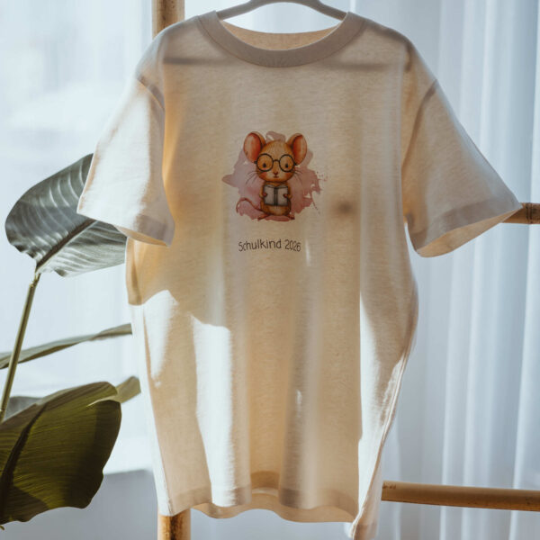 Stofftiger Organic Schulkind-Shirt mit Maus und rosa Hintergrund als Geschenk zum Schulbeginn für jedes Schulkind auch personalisierbar