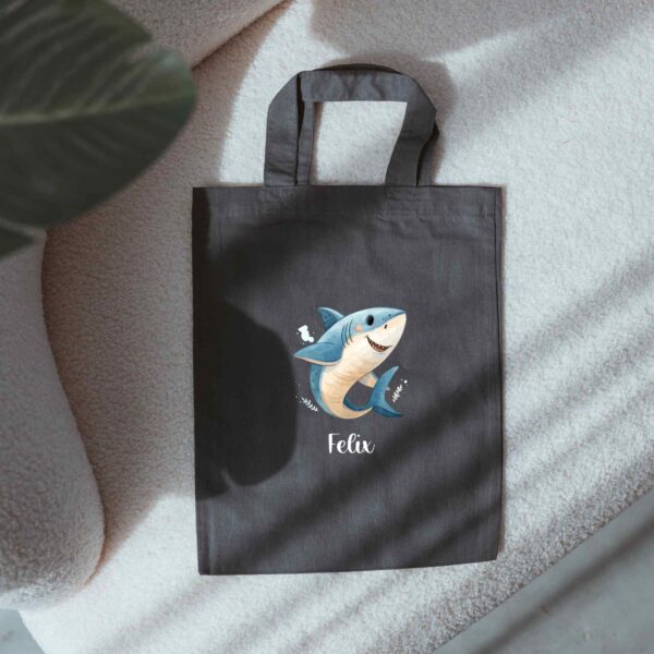 Stofftiger Baumwollbeutel mit buntem Motiv und Personalisierung als Turnbeutel, Hausschuhtasche oder Wechselgewand ideal, auch als wiederverwendbare Geschenkverpackung perfekt