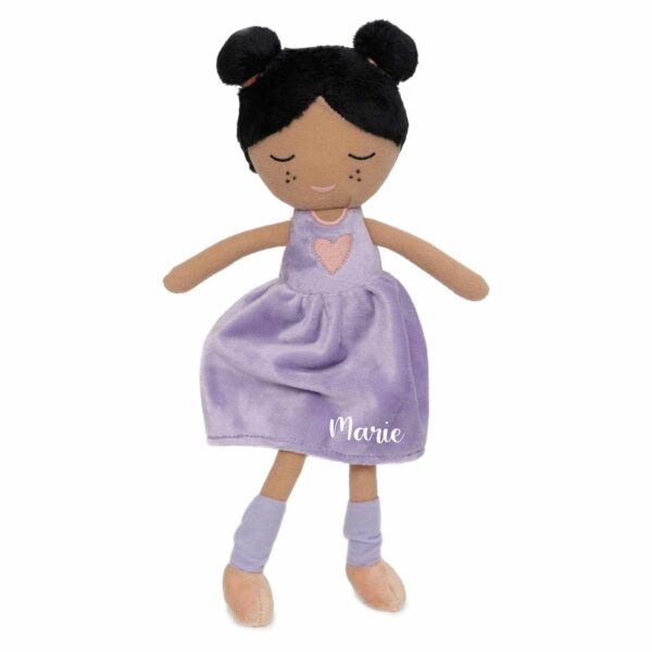 Kuschelpuppe Daisy von Jollein mit fliederfarbenem Kleid und dunklen Haaren in zwei Knoten, Stofftiger personalisiert