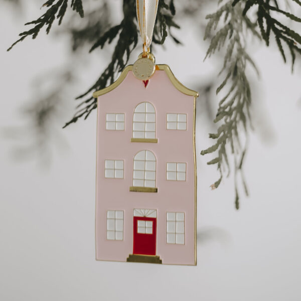 Eulenschnitt Baumschmuck Haus, am Tannenzweig hängend, rosa Giebelhaus mit roter Tür