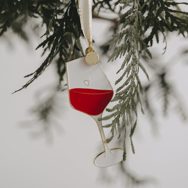 Eulenschnitt Baumschmuck Weinglas, am Tannenzweig hängend, rotes Weinglas mit kleinem Herz