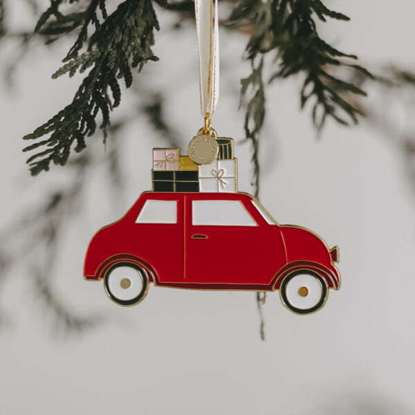 Eulenschnitt Baumschmuck Weihnachtsauto, am Tannenzweig hängend, rotes Auto mit Paketen auf dem Dach