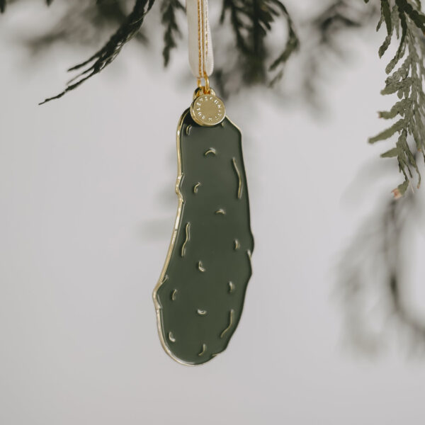 Eulenschnitt Baumschmuck Gurke, Weihnachtsgurke am Tannenzweig hängend in Tannengrün