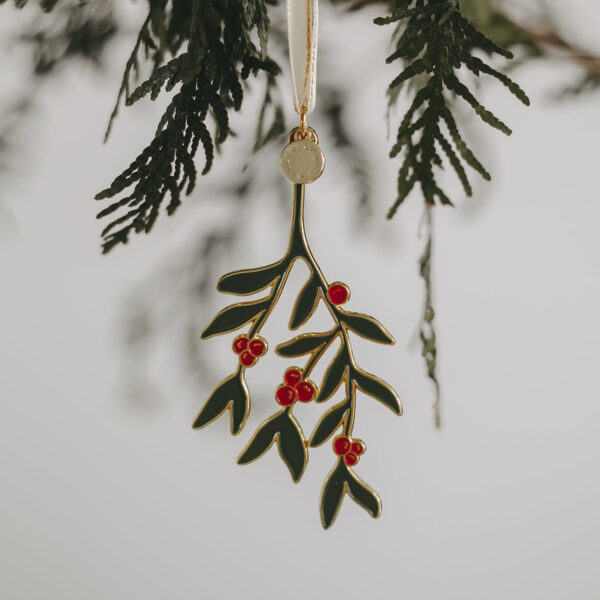 Eulenschnitt Baumschmuck Mistelzweig, am Tannenzweig hängend, grüne Blätter und rote Beeren mit Goldrand