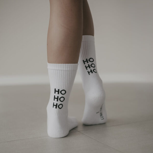 Eulenschnitt Socken Ho Ho Ho, getragen von hinten, Schriftzug HO HO HO an der Ferse