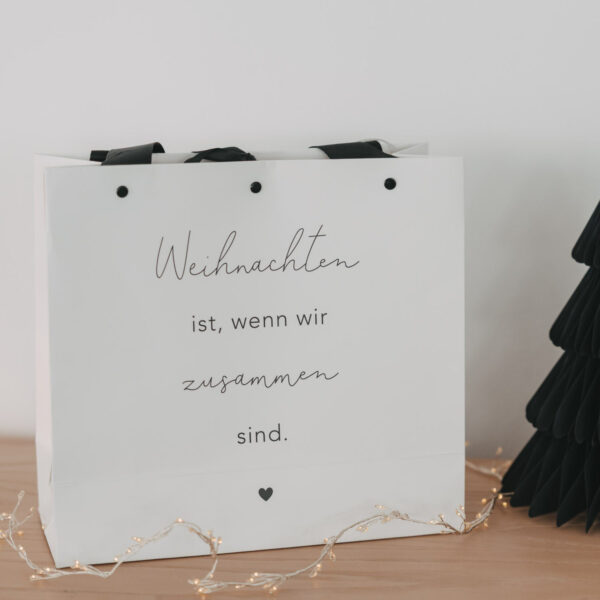 Eulenschnitt Geschenktüte Weihnachten Medium, Vorderseite mit Spruch Weihnachten ist, wenn wir zusammen sind