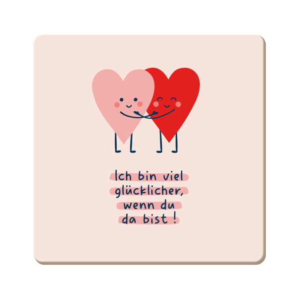 Grafikwerkstatt Korkuntersetzer Ich bin viel glücklicher wenn du da bist mit zwei umarmenden Herzen