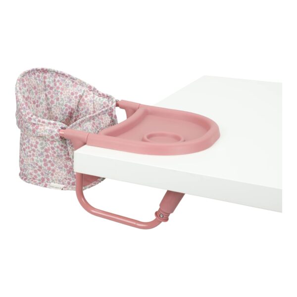 Little Dutch Puppensitz in Rosa mit Blumenprint, an einer Tischkante montiert, mit Puppe am Tisch sitzend